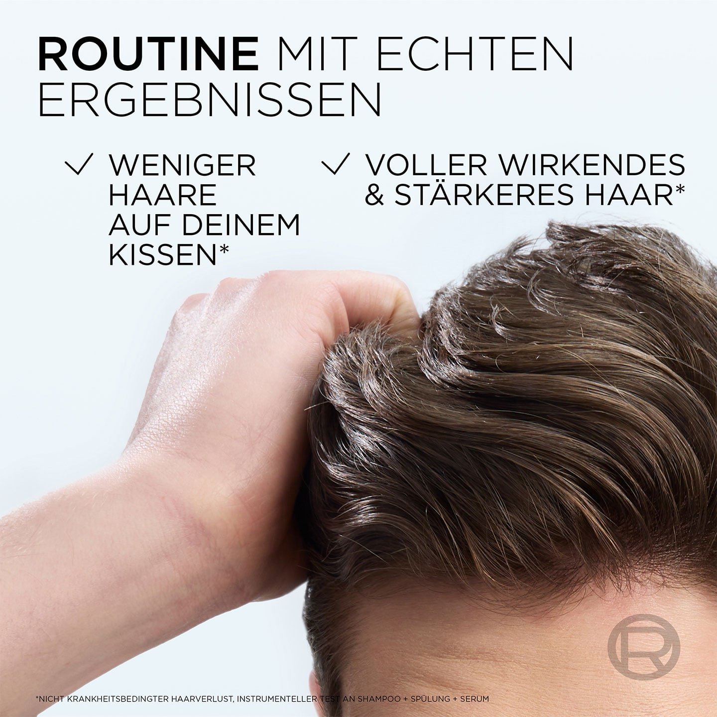 Ein Mann streift mit der Hand durch sein Haar, darüber Text: Routine mit echten Ergebnissen & 2 Produktvorteilen